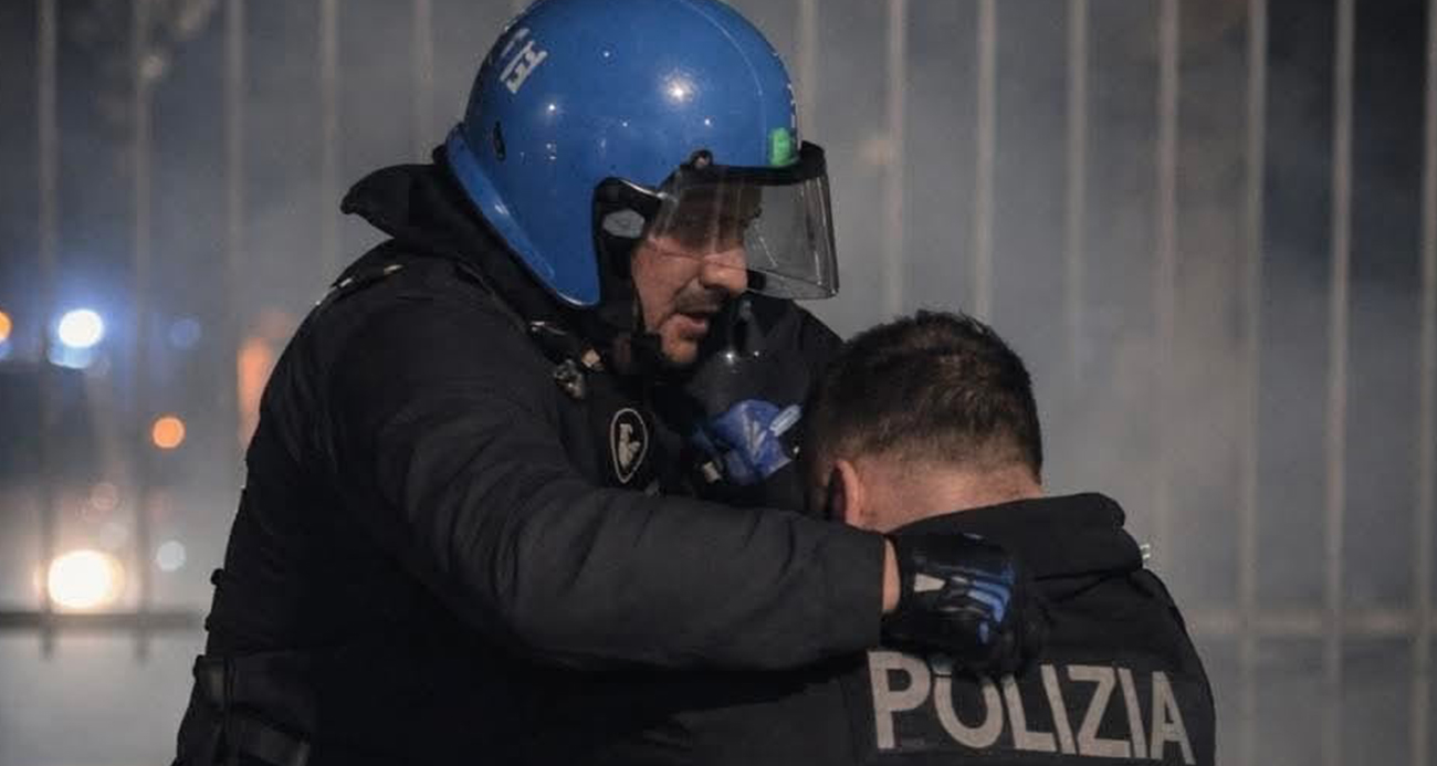 İTALYA'DA KÜLTÜR MERKEZİ KAPATILDI SOKAKLAR KARIŞTI: 11 POLİS YARALI, 10 GÖZALTI 