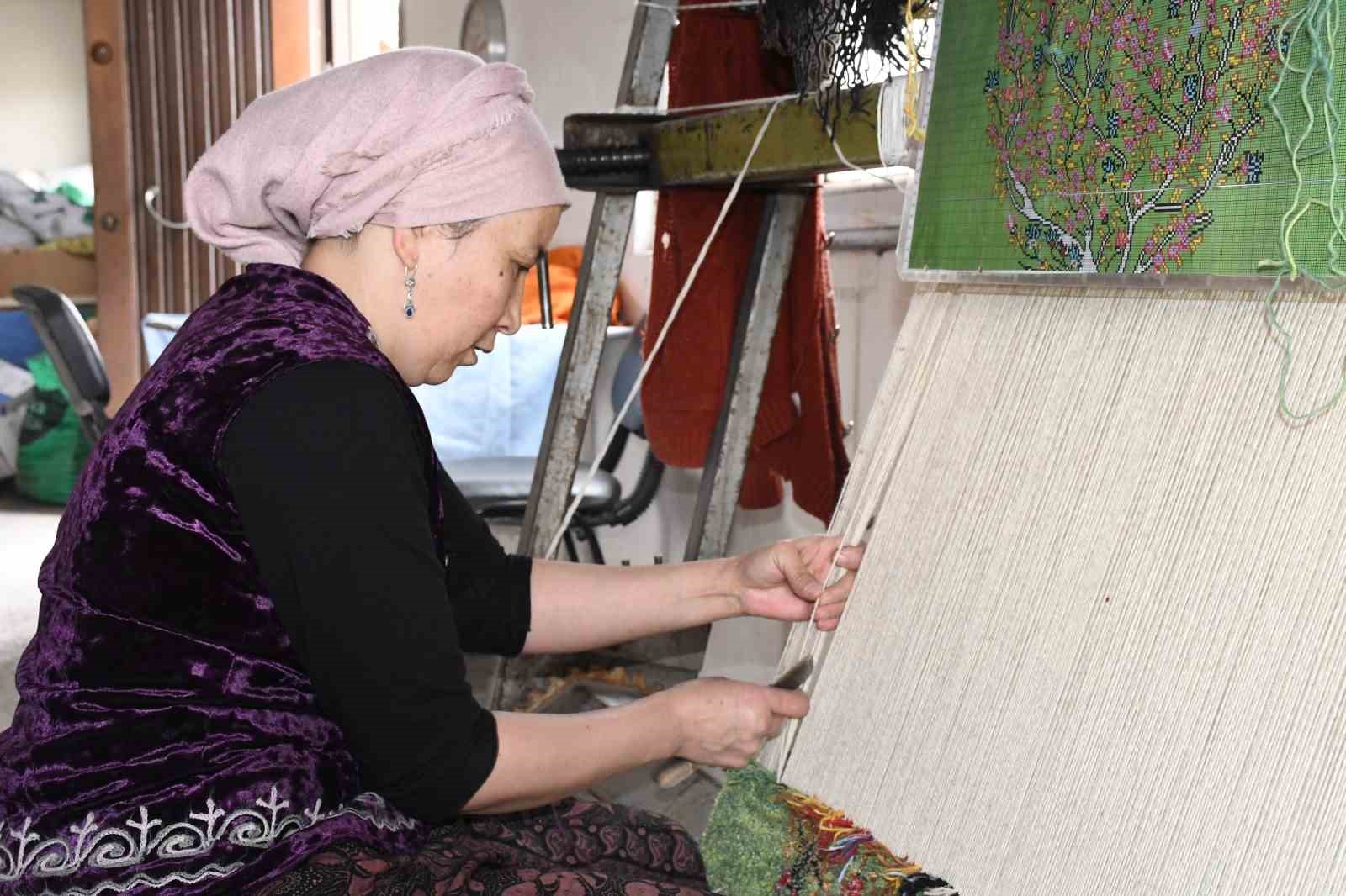 KIRGIZ TÜRKLERİ KÜLTÜRLERİNİ İLMEK İLMEK HALILARA DOKUYOR 