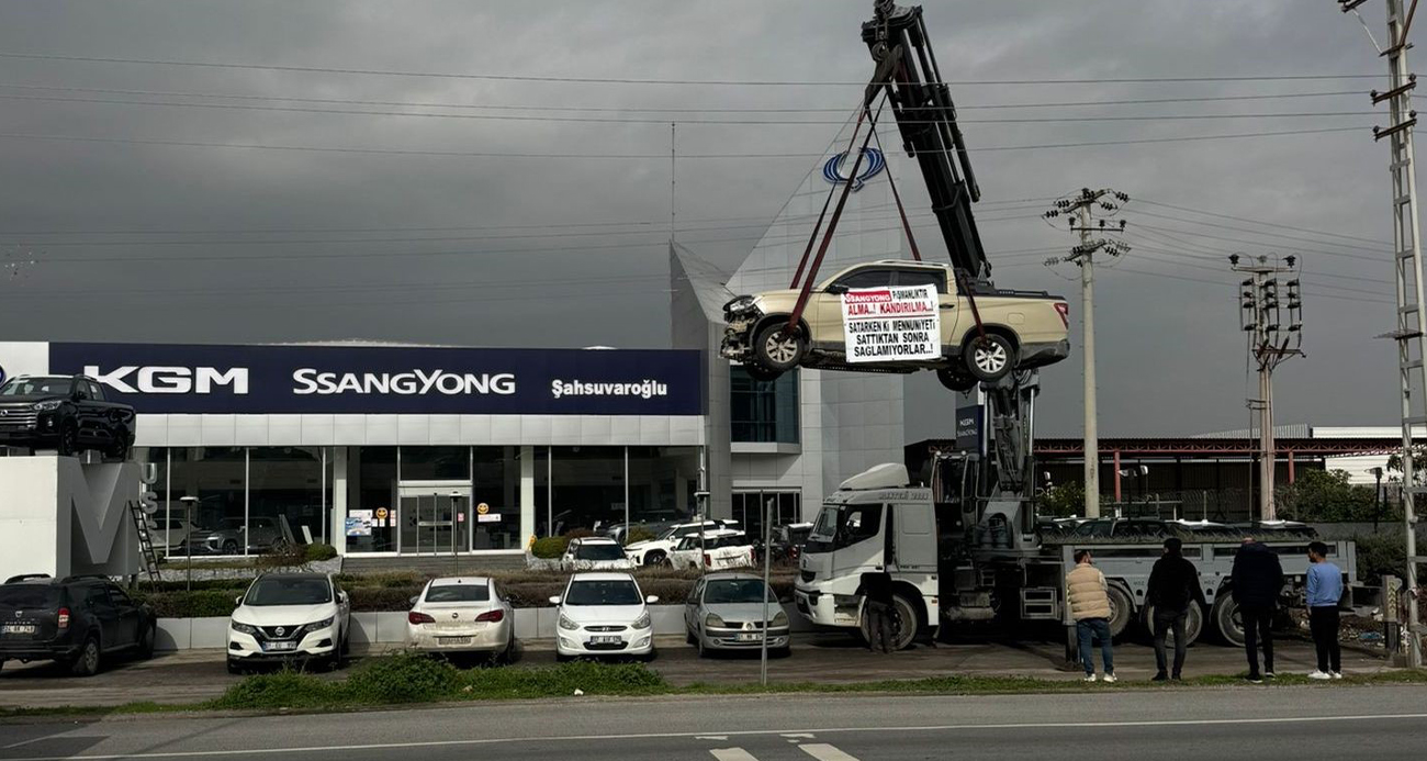 KAMYONETİ VİNÇ İLE ASIP FİRMA ÖNÜNDE EYLEM YAPTI 