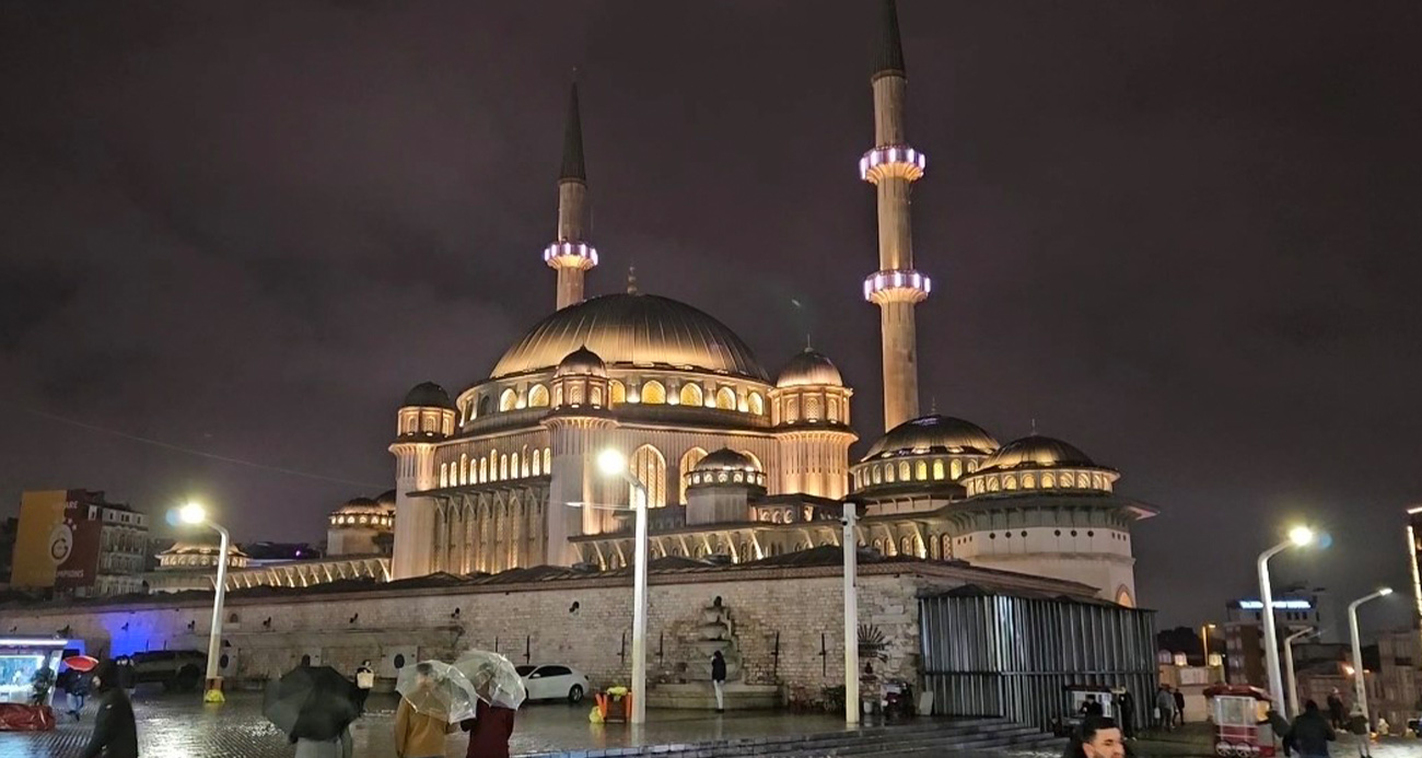 İSTANBUL’DA BERAT KANDİLİ DUALARLA İDRAK EDİLDİ 