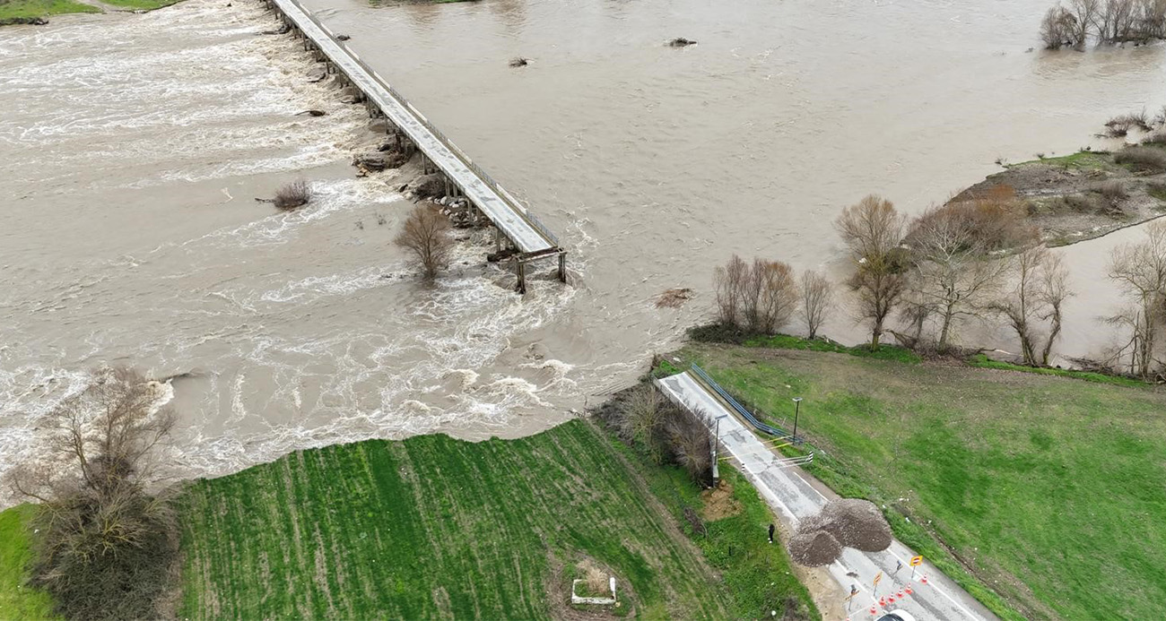SEL SULARI İLE İKİYE AYRILAN YILDIZ KÖPRÜSÜ DRON İLE GÖRÜNTÜLENDİ 