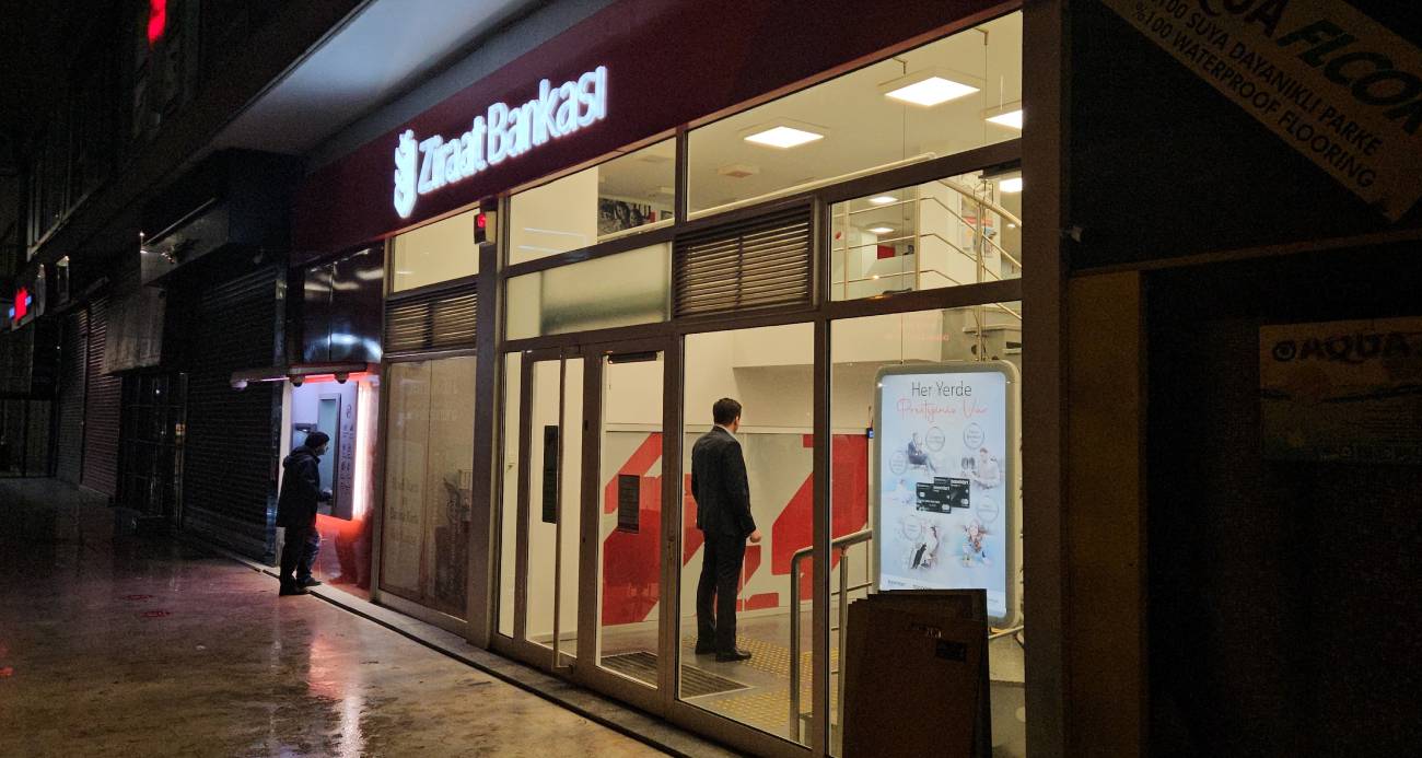 FATİH’TE BANKA SOYGUNU: KAÇARKEN ÇALDIĞI PARAYI DÜŞÜRDÜ 