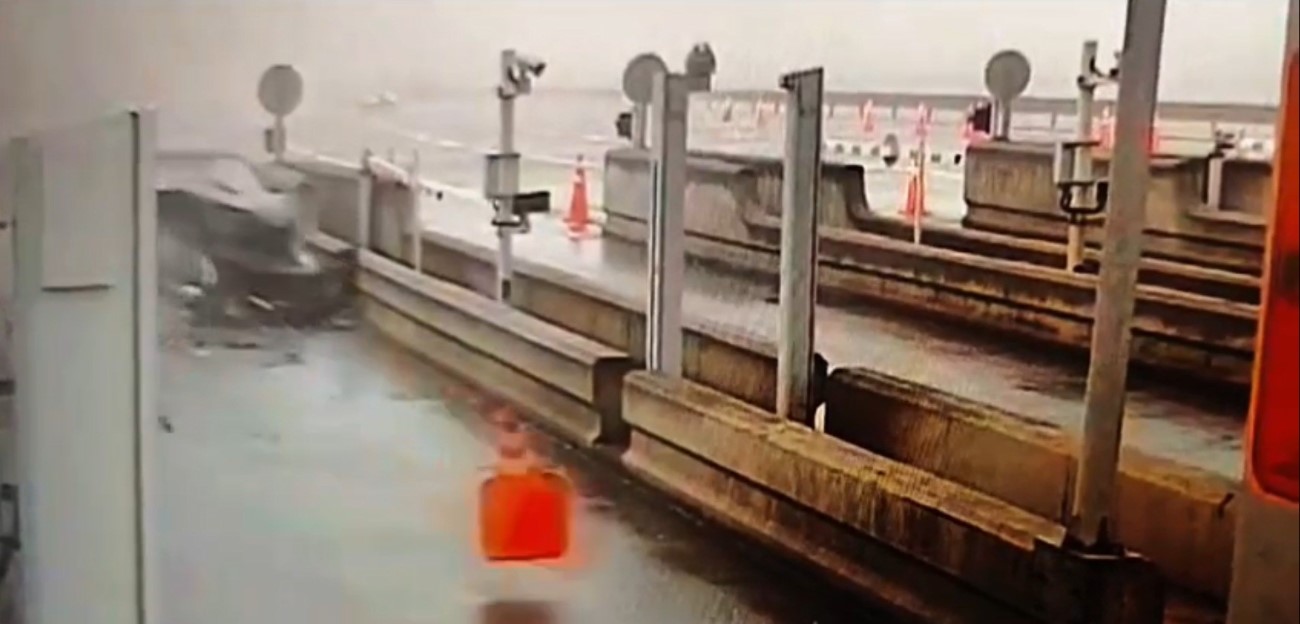 KUZEY MARMARA GİŞELERİNDE ARAÇ BARİYERLERE BÖYLE ÇARPTI: 1 YARALI 