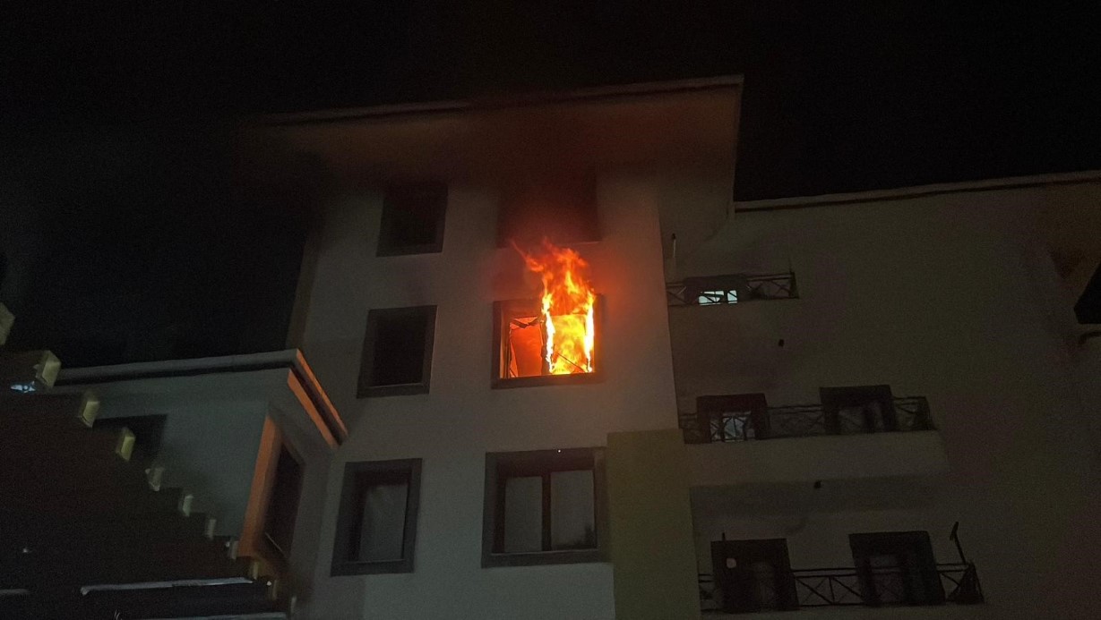 TARTIŞTIĞI ANNESİNE KIZIP DAİREYİ ATEŞE VERDİ: 10 KİŞİ DUMANDAN ETKİLENDİ 