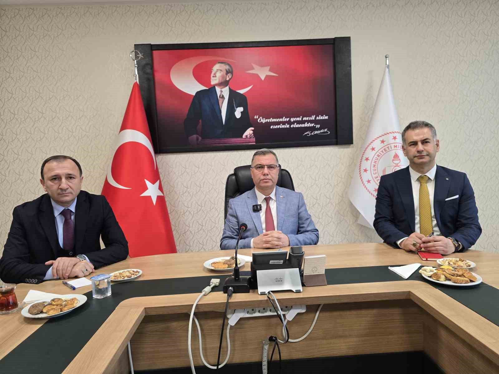 YOZGAT MİLLİ EĞİTİM MÜDÜRÜ ALTINKAYNAK: &QUOT;ÖĞRENCİLERİ YARIŞ ORTAMINA SÜRÜKLEYİCİ DAVRANIŞLARDAN KAÇINILMALI&QUOT; 