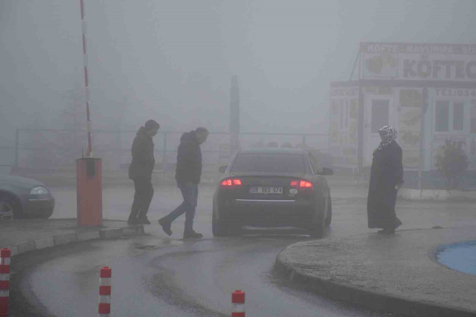YOZGAT SİS ALTINDA KAYBOLDU, GÖRÜŞ MESAFESİ 10 METREYE KADAR DÜŞTÜ 