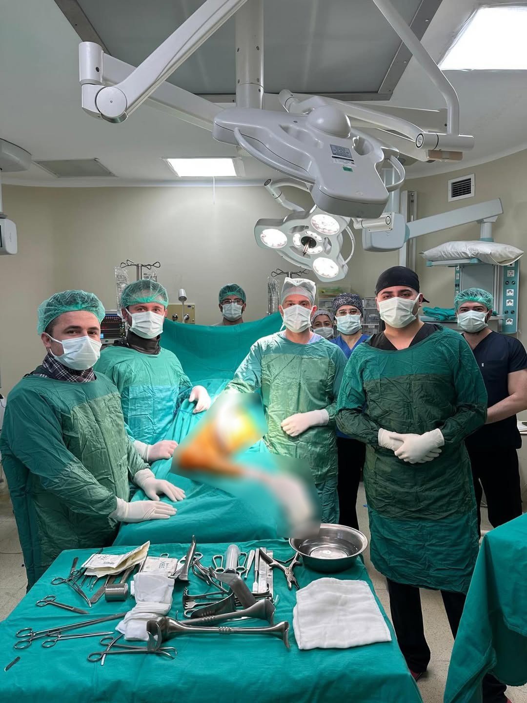 KALÇA KEMİĞİ KIRILAN 91 YAŞINDAKİ HASTA, YENİDEN AYAĞA KALKTI 