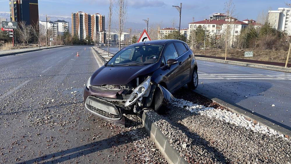 SİVAS’TA BUZLANMA ZİNCİRLEME KAZAYA NEDEN OLDU, ÇOK SAYIDA ARAÇ BİRBİRİNE GİRDİ 