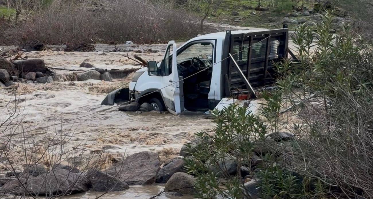 İZMİR’DE DEREDE MAHSUR KALAN 3 KİŞİ KURTARILDI 