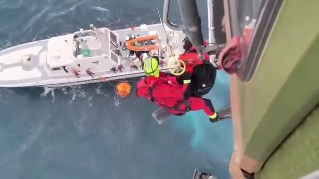 MİLLİ SAVUNMA BAKANLIĞI: "İZMİR AÇIKLARINDA 2 KAZAZEDE SAĞ KURTARILDI"