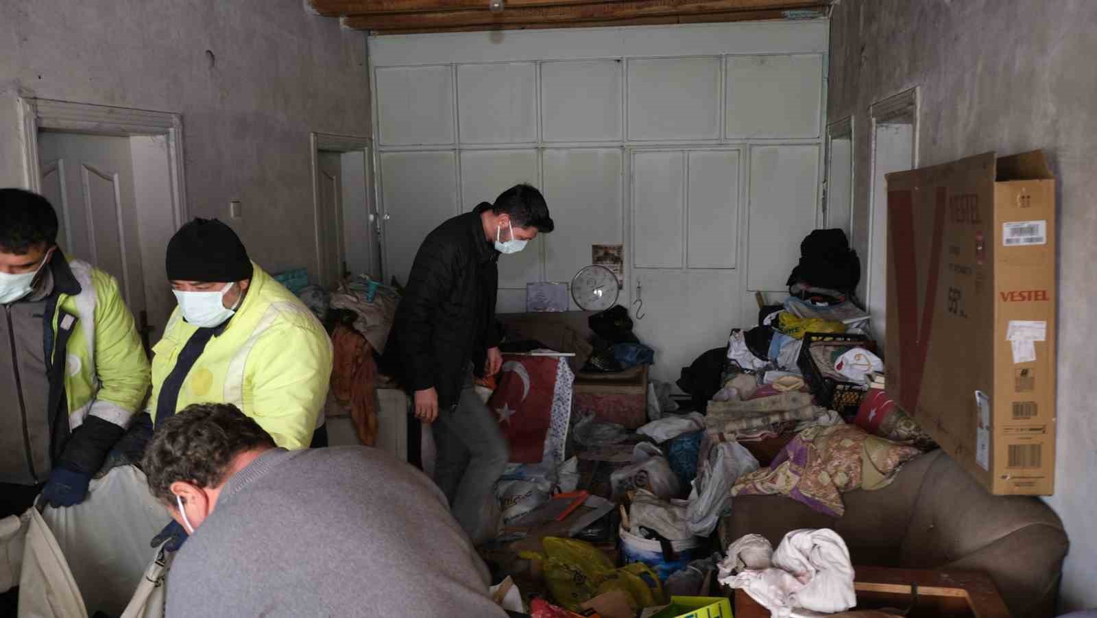 EVİNDEN 10 TON ÇÖP ÇIKTI 