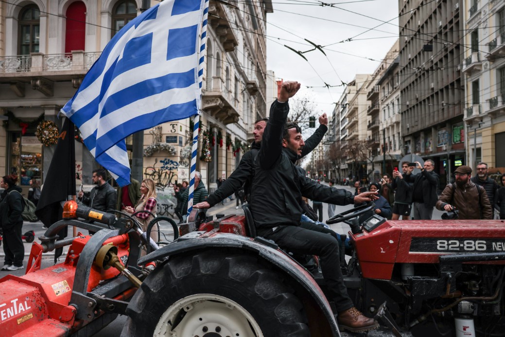 ATİNA’DA ÇİFTÇİLERDEN, PARLAMENTO BİNASI ÖNÜNDE TRAKTÖRLÜ PROTESTO