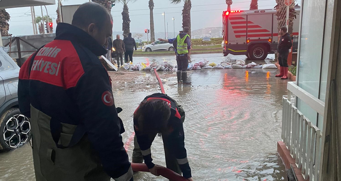 İZMİR’DE 50 YILDA BİR GÖRÜLEN METEOROLOJİK TABLO: DALGALAR 1 METREYE ULAŞTI