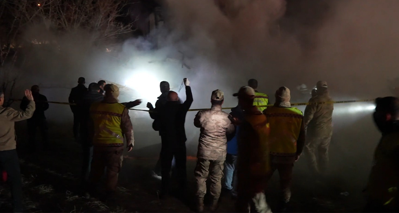 GÜMÜŞHANE’DE YANGIN SONRASI EKİPLER ÇALIŞIRKEN AHŞAP EV ÇÖKTÜ