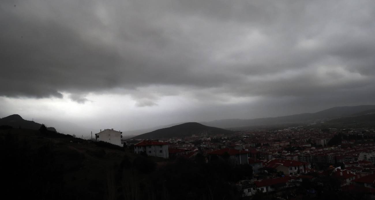 AFRİKA TOZ BULUTU MUĞLA SEMALARINI SİYAHA BÜRÜDÜ