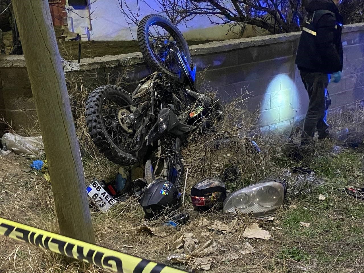 MOTOSİKLET OTOMOBİLLE KAFA KAFAYA ÇARPIŞTI: 1 ÖLÜ, 2 YARALI 