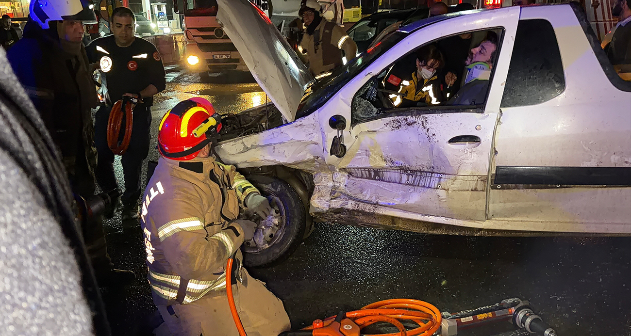 ARNAVUTKÖY’DE İKİ ARAÇ ÇARPIŞTI: SÜRÜCÜ ARAÇTA SIKIŞTI 