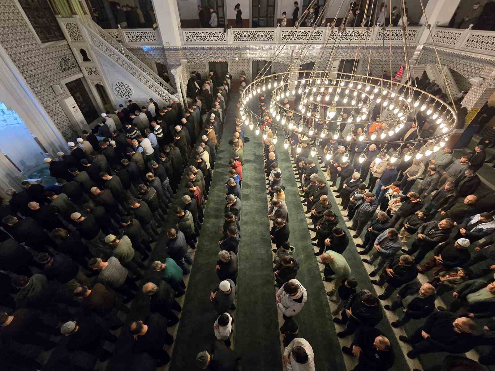 İLK TERAVİHTE VATANDAŞLAR CAMİYE AKIN ETTİ 