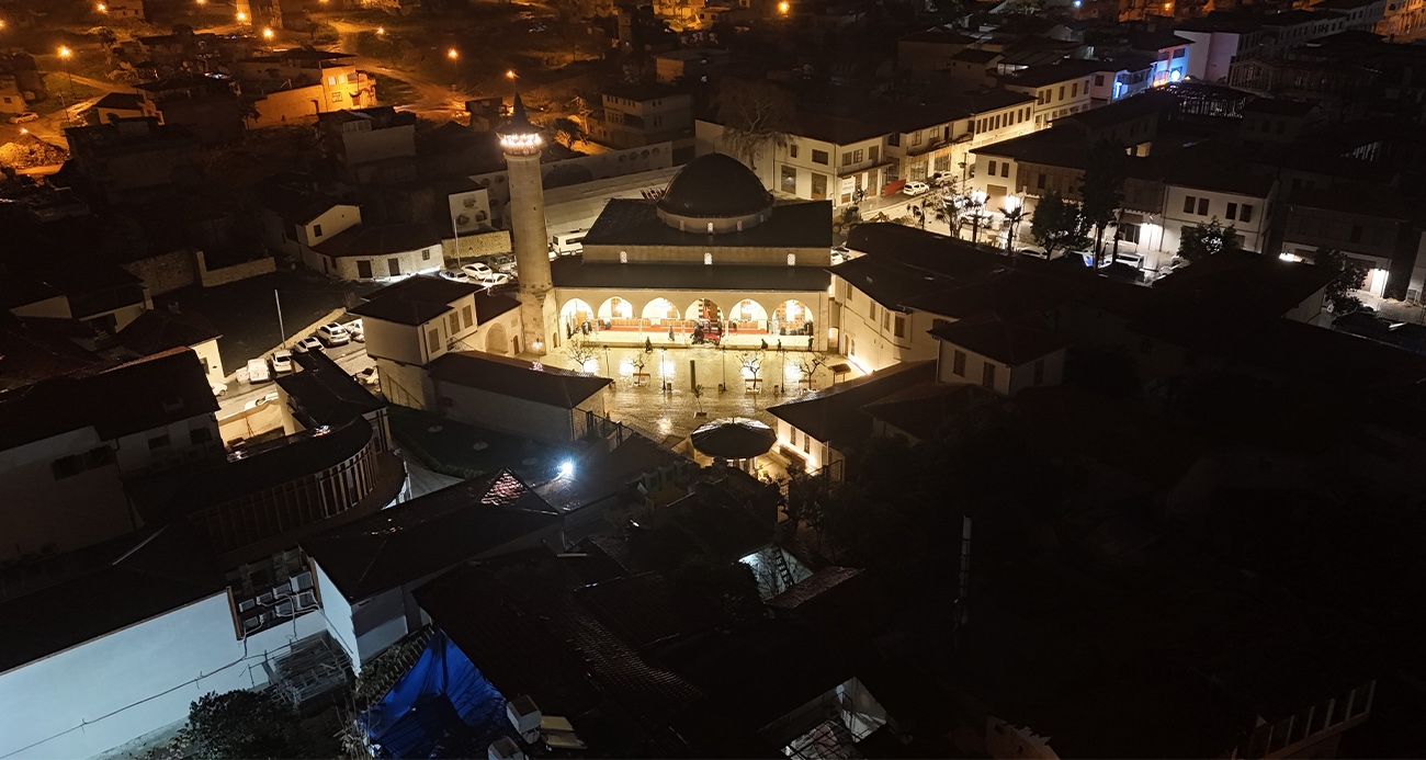 DEPREMİN ARDINDAN HABİBİ NECAR CAMİİ’NDE İLK TERAVİHİ KILINDI