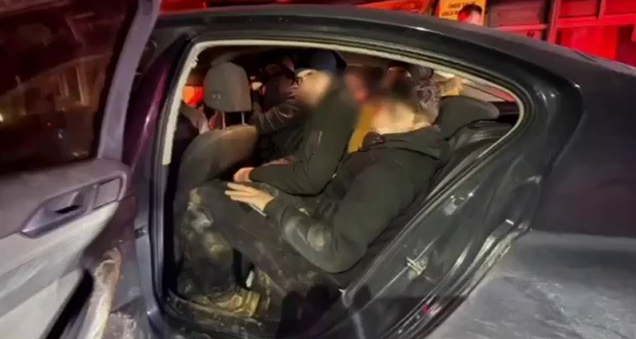 OTOMOBİLİN İÇİNDEN 10 KAÇAK GÖÇMEN ÇIKTI: 1 TUTUKLAMA