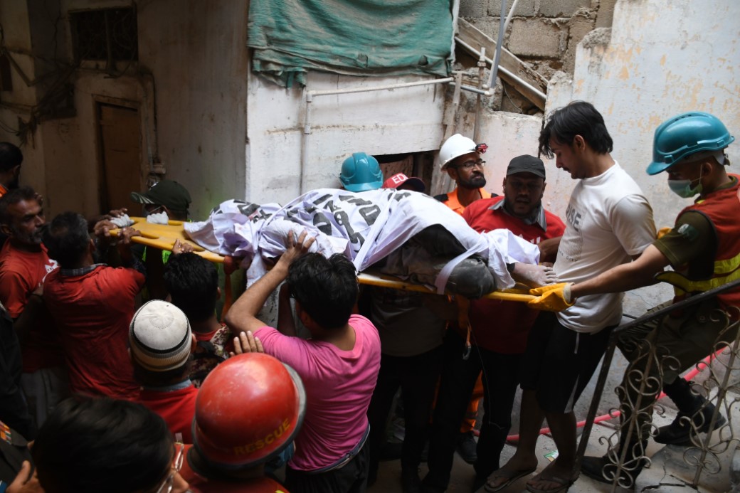 PAKİSTAN’DA ÜÇ KATLI BİNADA TÜP PATLADI: 16 ÖLÜ, 14 YARALI
