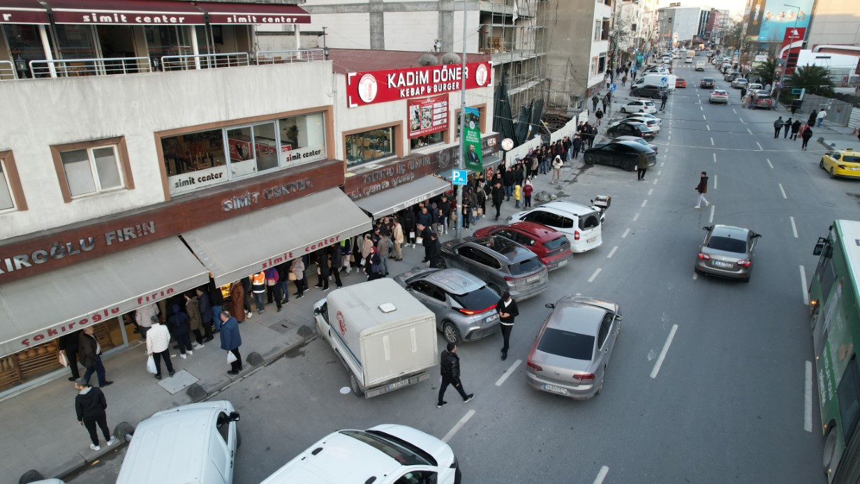 İSTANBUL’DA İLK İFTARDA PİDE KUYRUĞU HAVADAN GÖRÜNTÜLENDİ