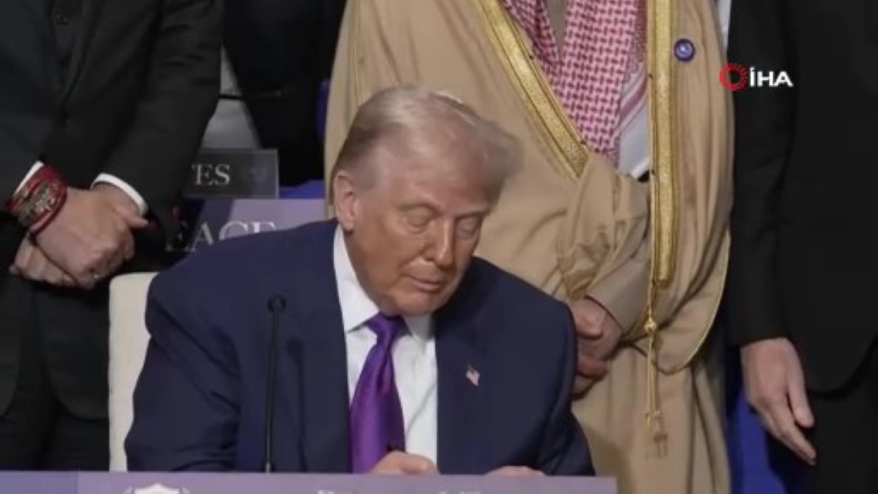 TRUMP, GAZZE BARIŞ KURULU’NUN ÇALIŞMALARINI GÜVENCE ALTINA ALAN BELGEYİ İMZALADI 