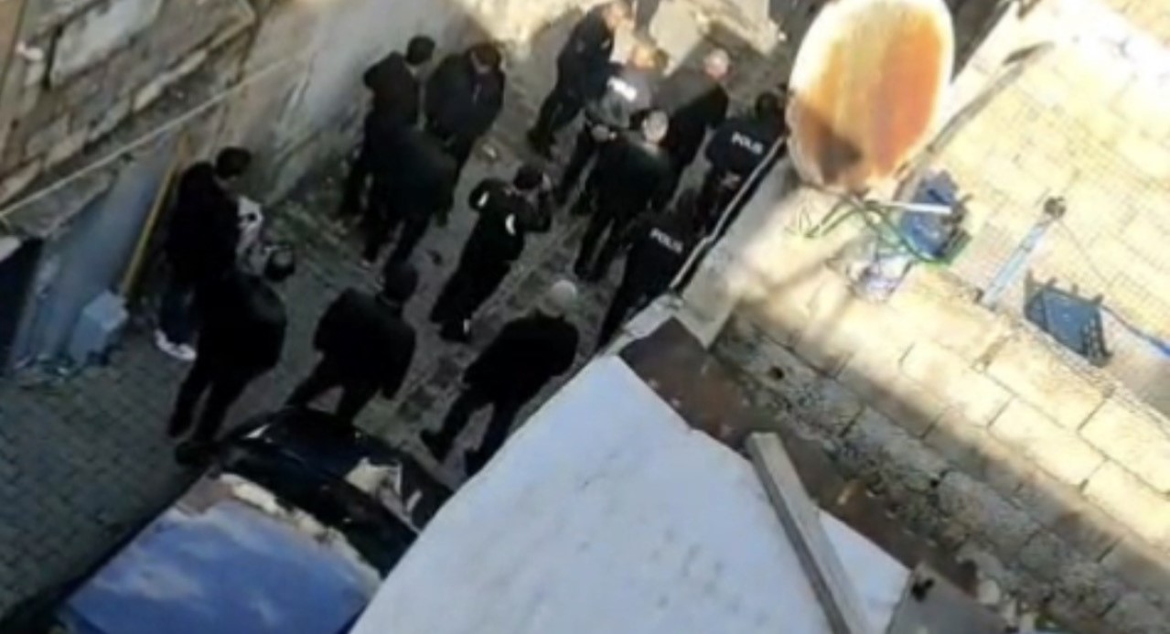 GÜNDÜZ VAKTİ GİRDİKLERİ EVDEKİ 2 KADINI DARBETTİLER: KADINLARDAN BİRİNİN DURUMU AĞIR