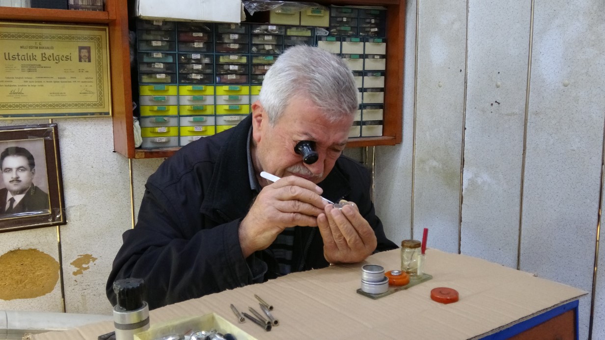 ÜÇ METREKARELİK DÜKKANDA 60 YILDIR ZAMANA İNCE AYAR VERİYOR