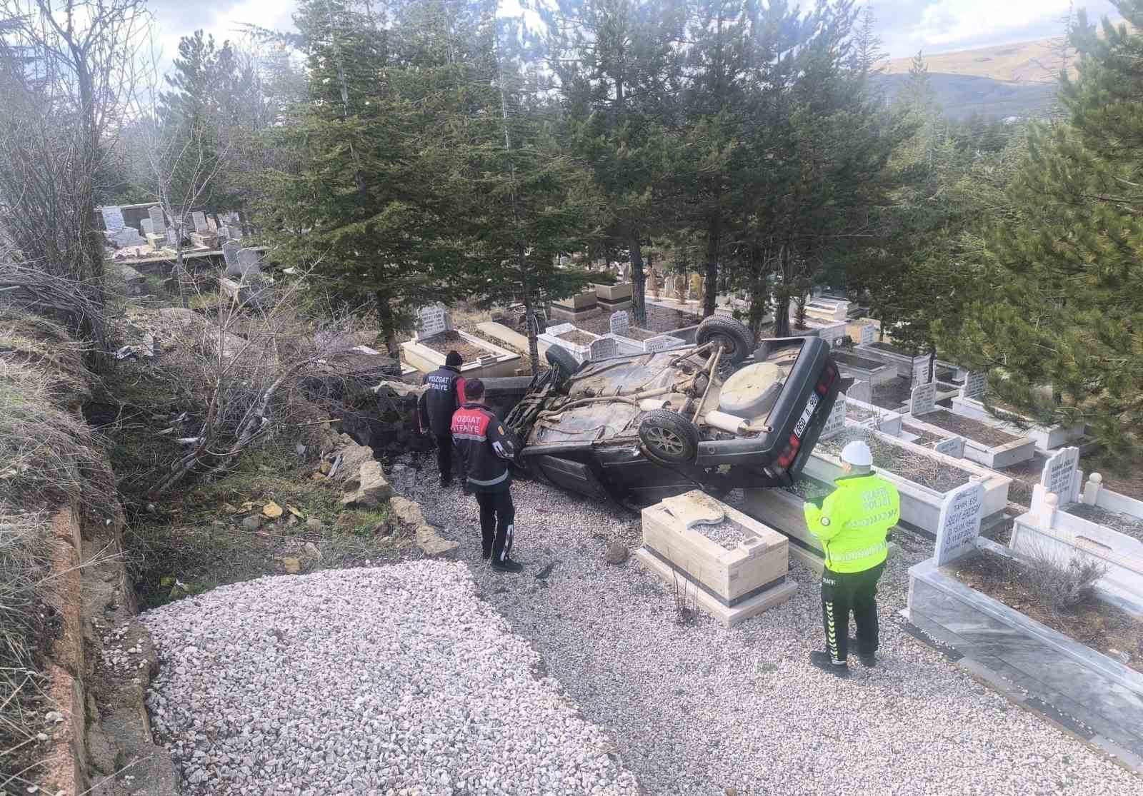 YOZGAT’TA OTOMOBİL MEZARLIĞA UÇTU: 2 YARALI 