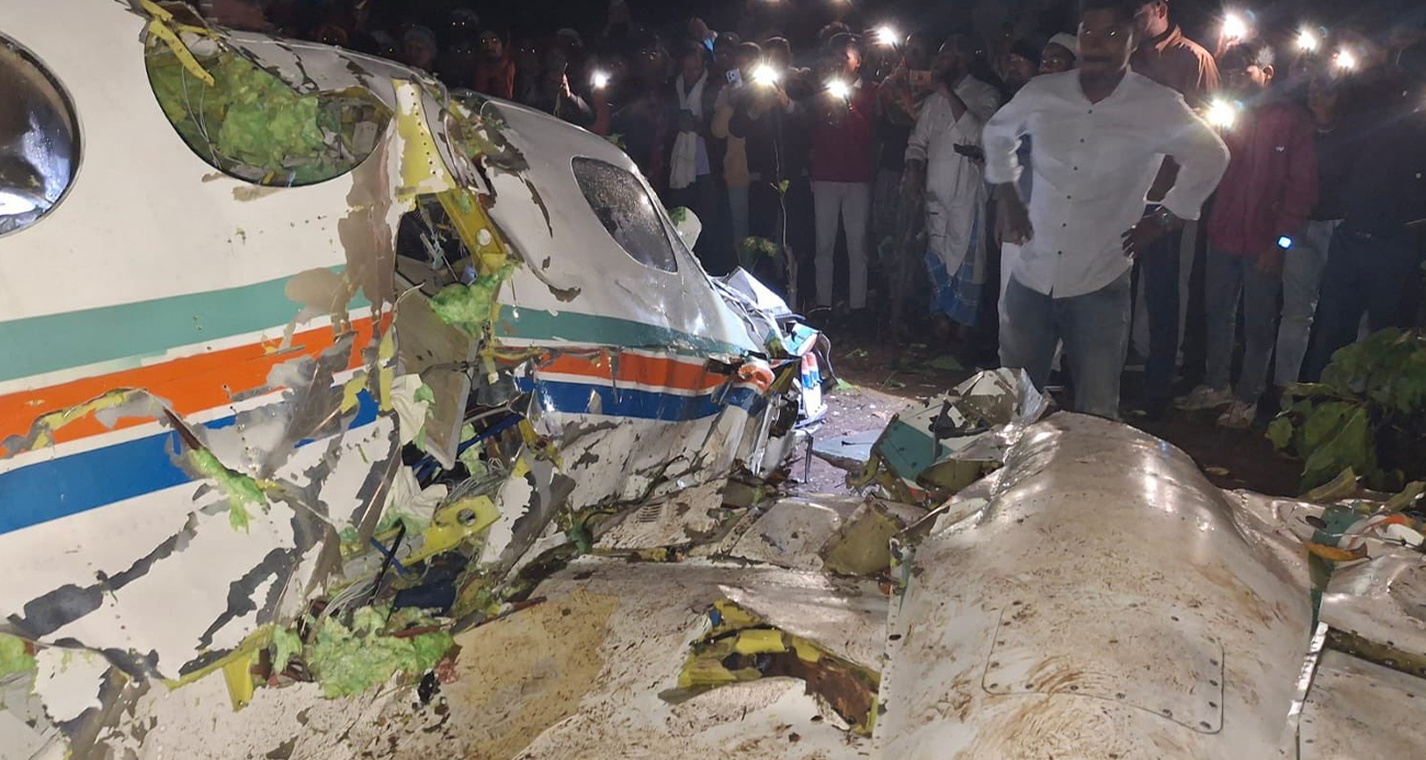 HİNDİSTAN’DA İÇERİSİNDE 7 KİŞİNİN BULUNDUĞU AMBULANS UÇAK DÜŞTÜ