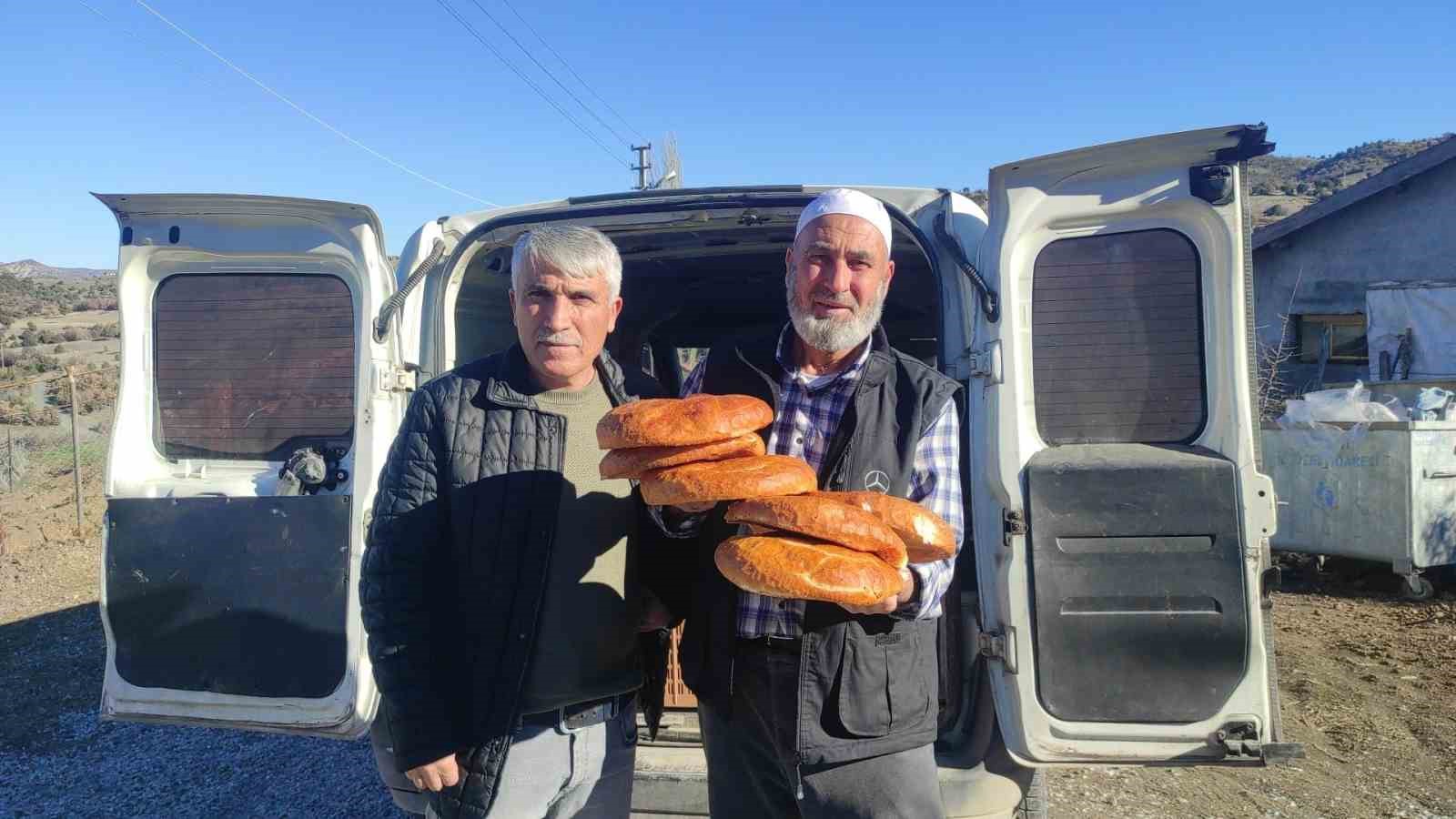 İMECE USULÜYLE PİDE DAĞITILIYOR, PİDE GİRMEYEN EV KALMIYOR 