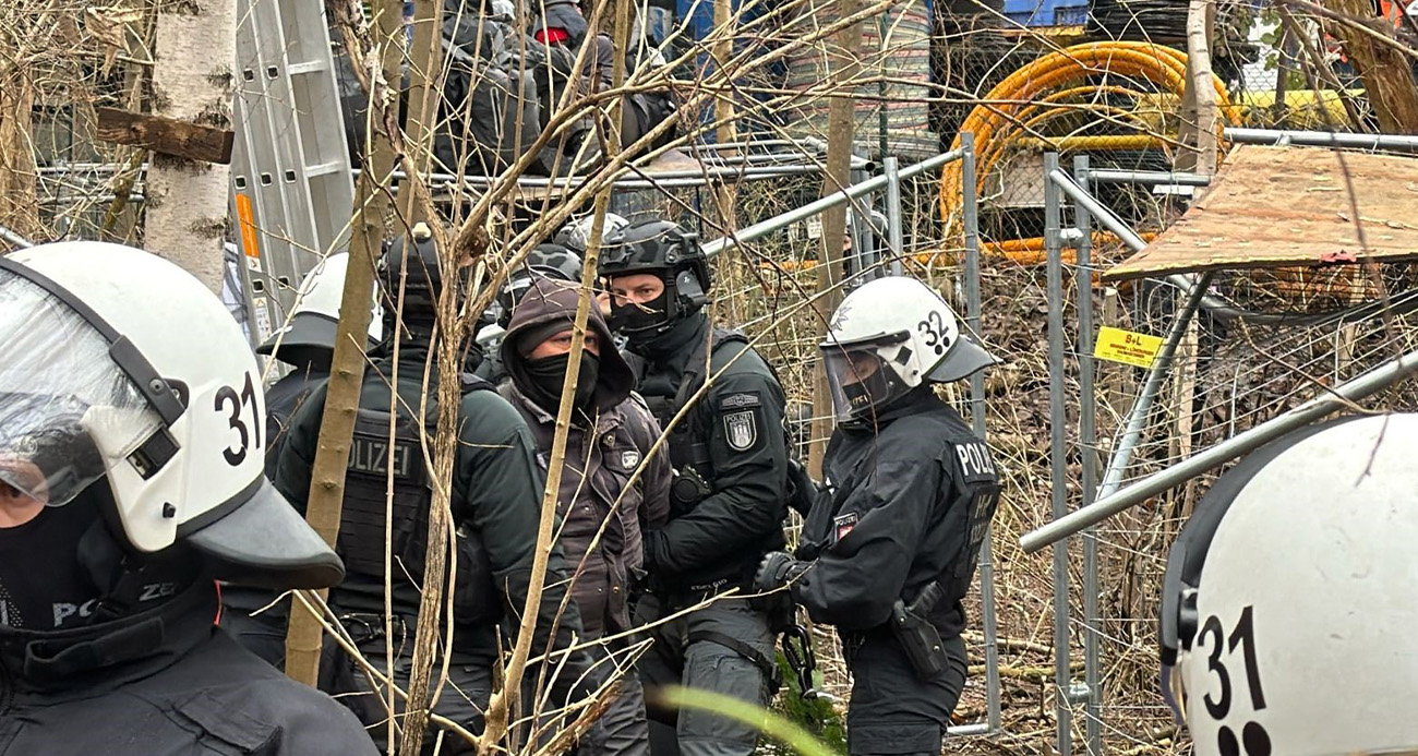 HAMBURG’DA AĞAÇ KESİMİNE KARŞI NÖBET TUTAN EYLEMCİLERE POLİS MÜDAHALESİ 