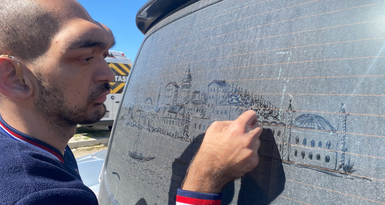 TOZLU ARAÇ GÖRÜNCE DAYANAMIYOR, CAMLARI SANAT ESERİNE DÖNÜŞTÜRÜYOR