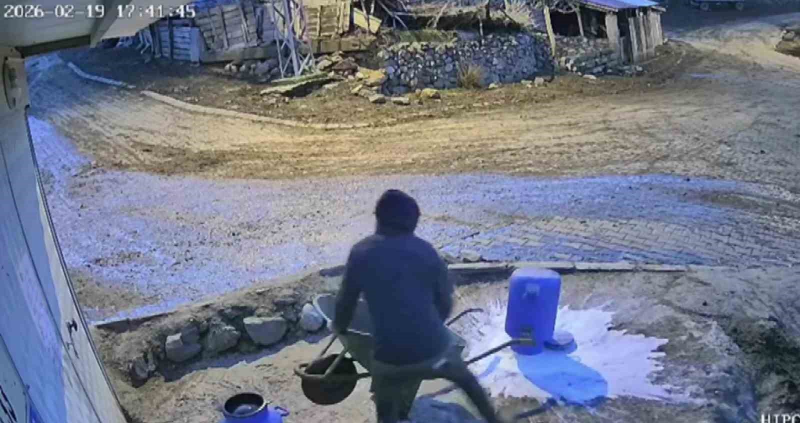 BİR BİDON SÜTÜ DEVİREN GENCİN ÇARESİZ ANLARI KAMERADA 