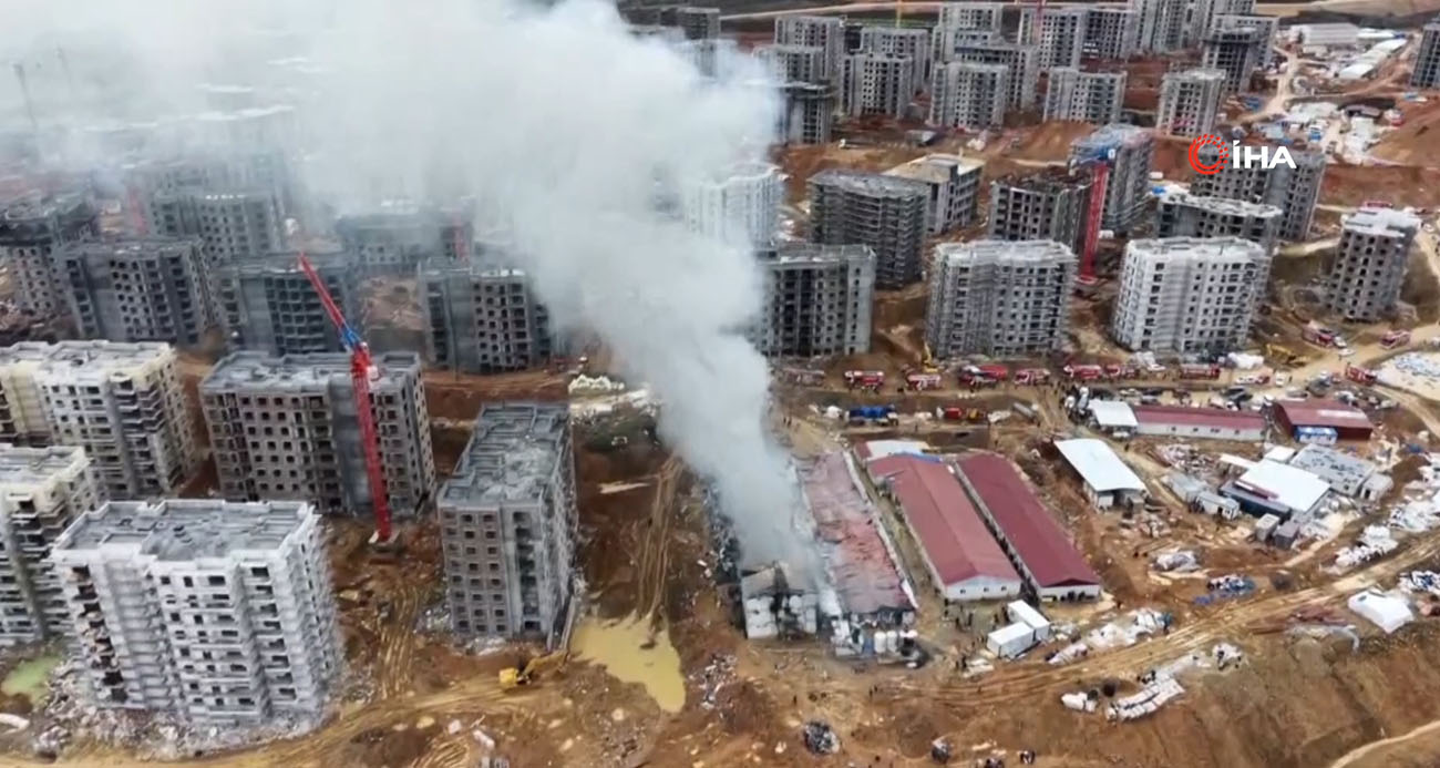 TUZLA’DA KORKUTAN YANGIN: ÇOK SAYIDA İŞÇİ KONTEYNERİ ALEVLERE TESLİM OLDU 