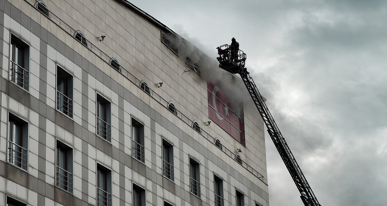 İSTANBUL’DA POLİSEVİNDE YANGIN PANİĞİ