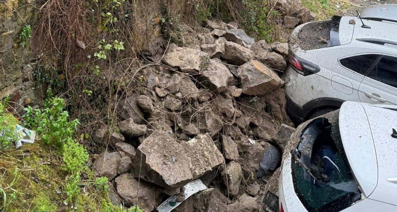 ORDU’DA TARİHİ EVİN İSTİNAT DUVARI ARAÇLARIN ÜZERİNE DEVRİLDİ 