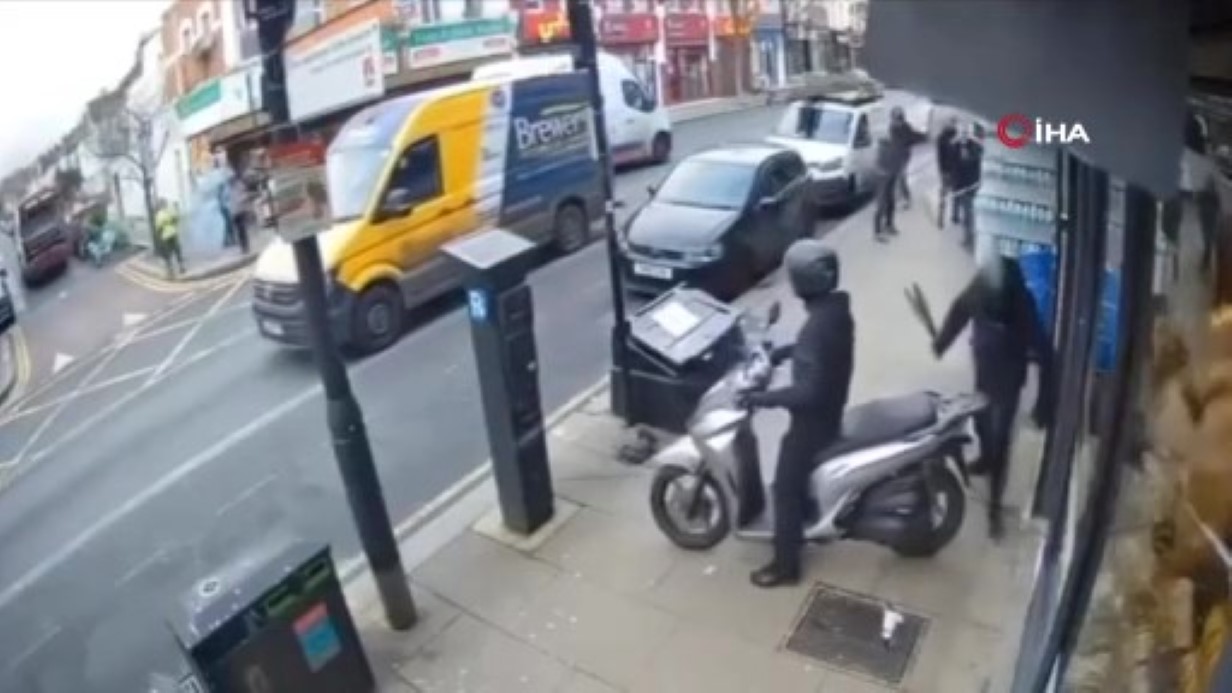 LONDRA’DA TÜRK KUYUMCU DÜKKANI PALALI HIRSIZLAR TARAFINDAN SOYULDU