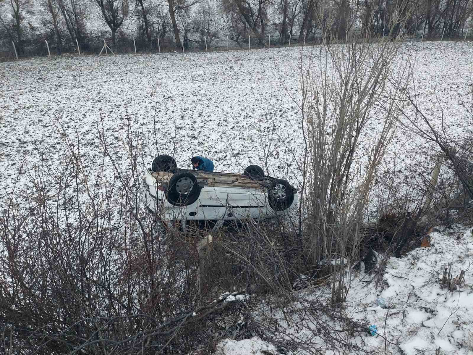 YOZGAT’TA DİREKSİYON HAKİMİYETİ KAYBEDİLEN ARAÇ TAKLA ATTI