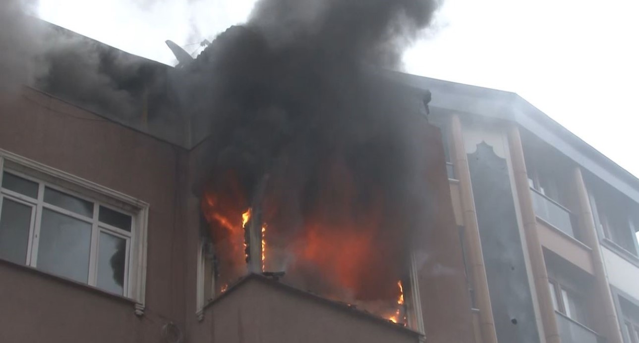 ESENLER’DE 4 KATLI BİNADA YANGIN PANİĞİ: KÜLE DÖNENEN DAİRE KULLANILAMAZ HALE GELDİ