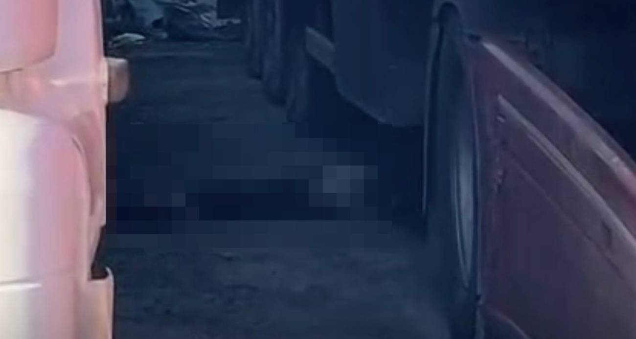 İZMİR’DE GERİ MANEVRA YAPAN TIRIN ALTINDA KALAN ŞOFÖR HAYATINI KAYBETTİ 