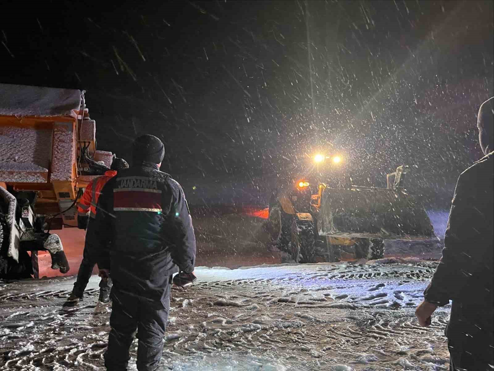 KARDA MAHSUR KALAN ARAÇLARIN İMDADINA JANDARMA EKİPLERİ YETİŞTİ