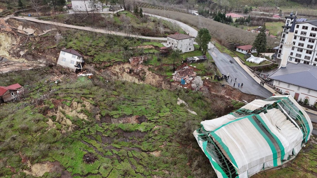 ORDU’DA HEYELAN: EVLER YIKILDI, YOL ÇÖKTÜ 