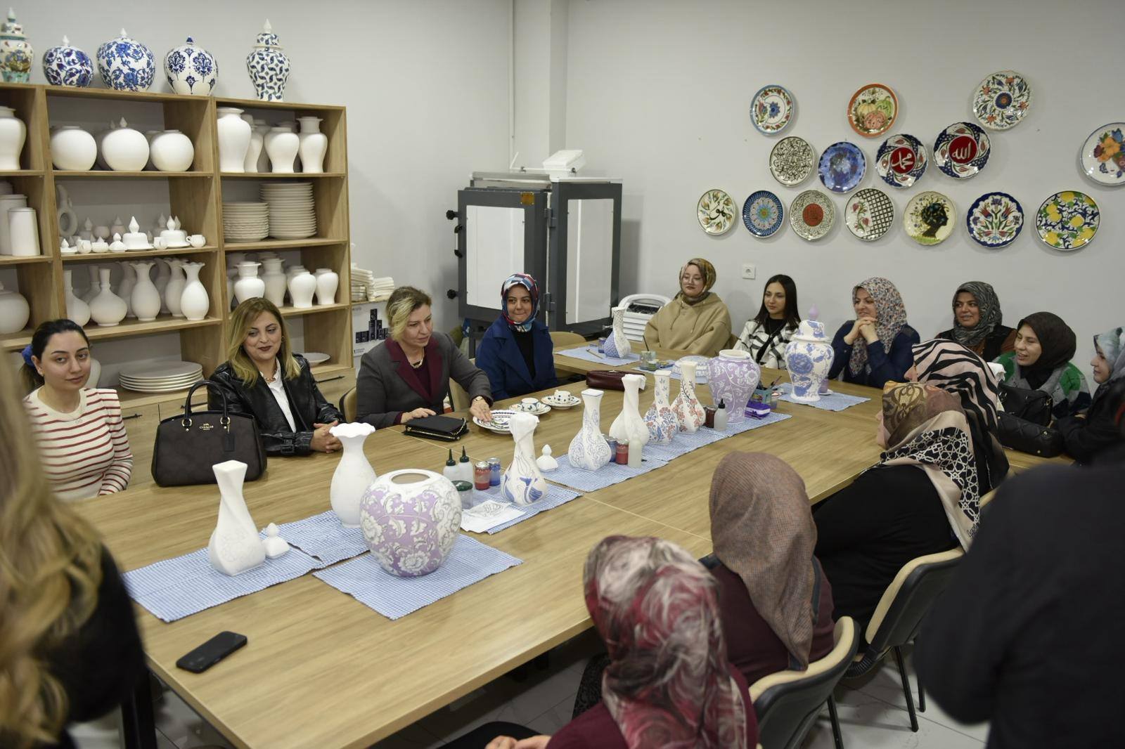 BÜROKRAT EŞLERİNDEN SORGUNDA  2 ETKİN KURUMA İNCELEME ZİYARETİ