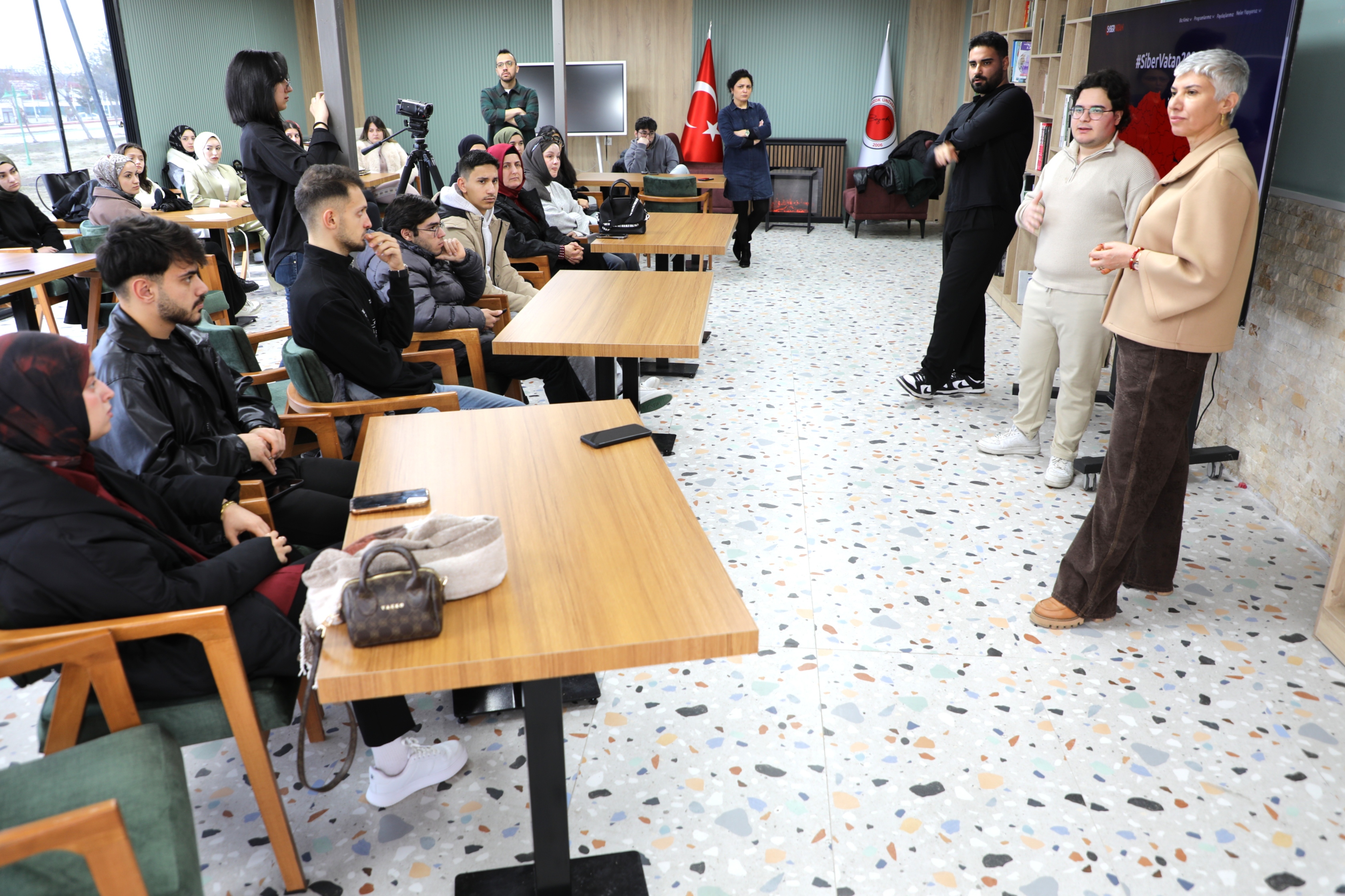 BİZİM KAFEDE "GENÇLER SİBER VATANI KULLANIYOR" TEMALI ETKİNLİK