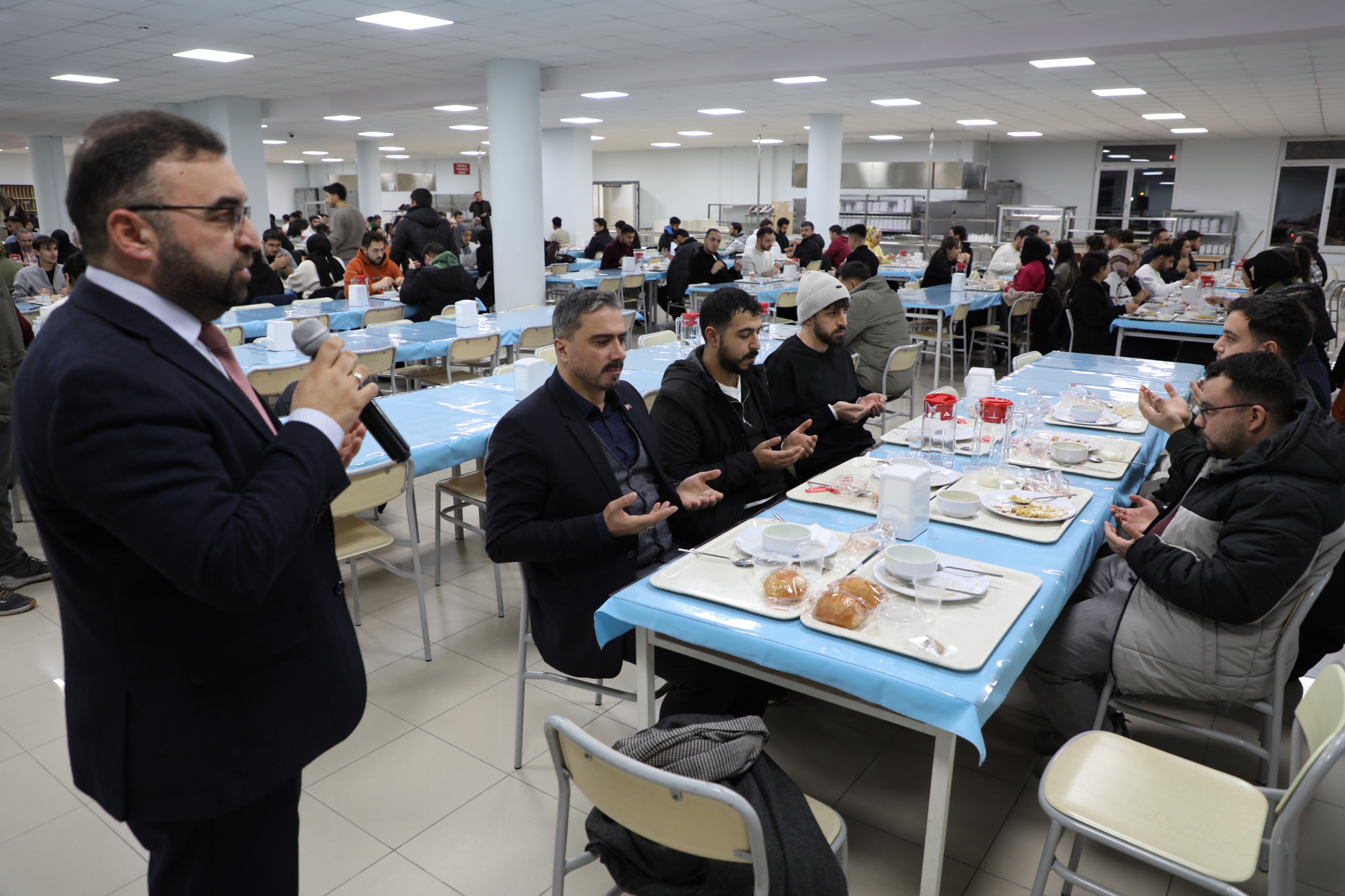 ÜNİVERSİTE YÖNETİMİ ÖĞRENCİLERİYLE İFTAR YEMEĞİNDE BULUŞTU