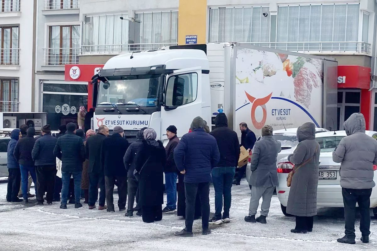YOZGAT’IN RAMAZAN GÜNÜNDE EKSİ 4 DERECEDE SAATLERCE SÜREN ET KUYRUĞU