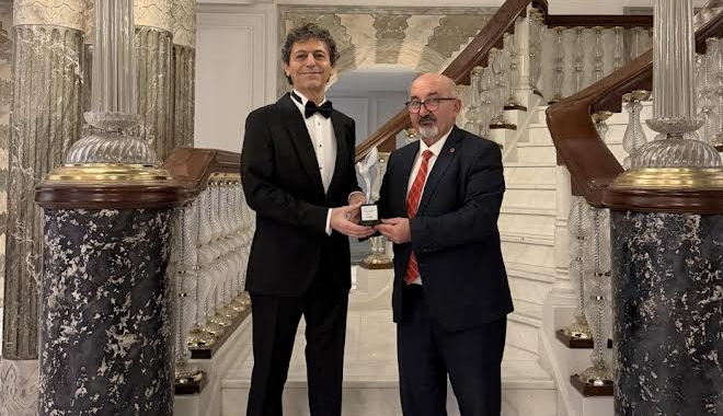 ÜNLÜ YAZAR MANAF’A YENİ BİR BARIŞ ÖDÜLÜ DAHA