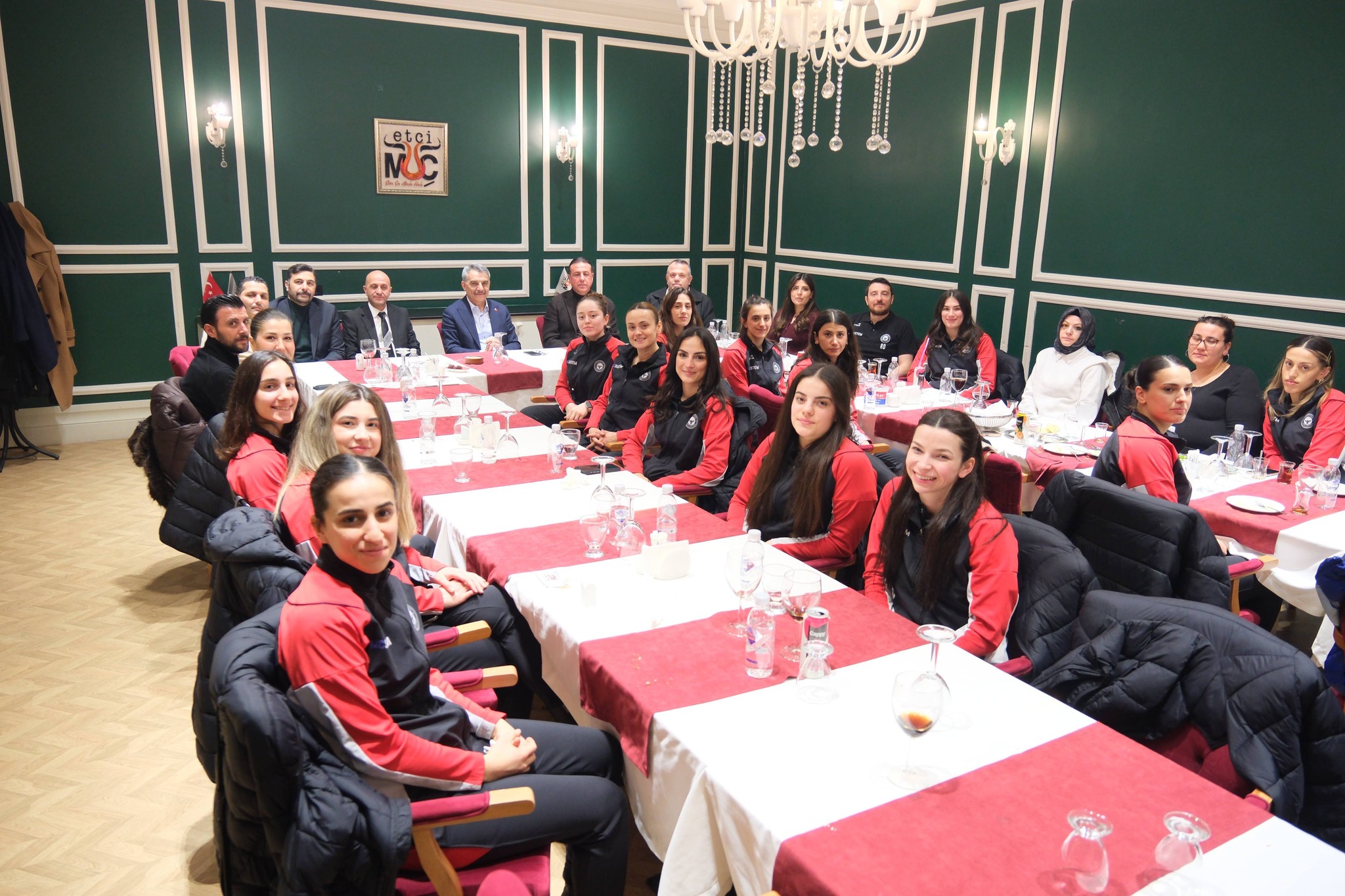 VALİ ÖZKAN, YOZGAT MC SİSTEM HENTBOL TAKIMINI KUTLADI